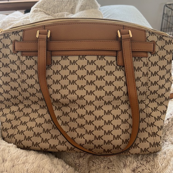 Michael Kors Hamilton Traveler w/ matching wallet - Picture 3 of 5